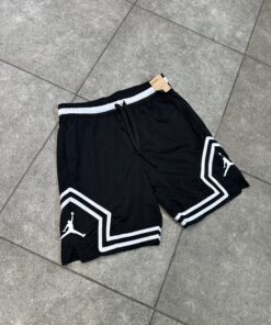 Short Jordan basketball noir
